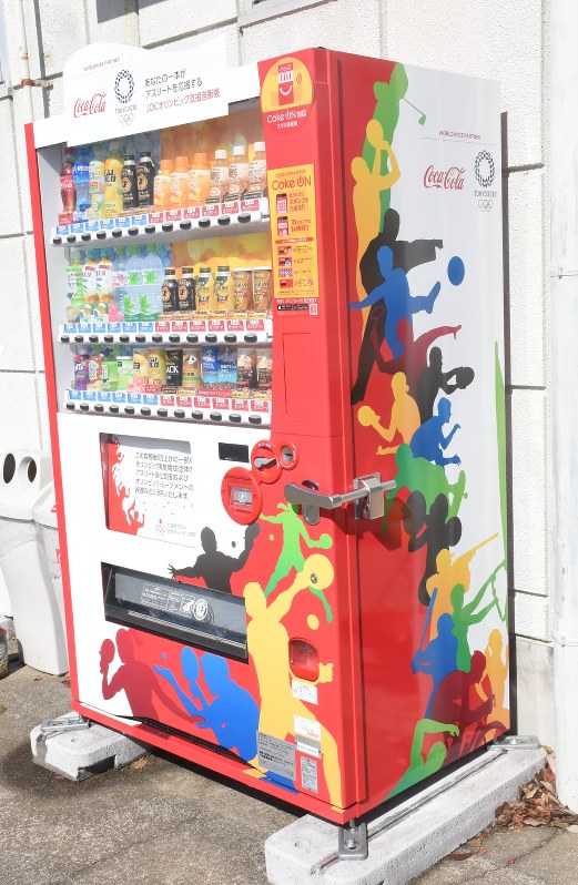 卓球選手のシルエットが入った自販機=中央市で