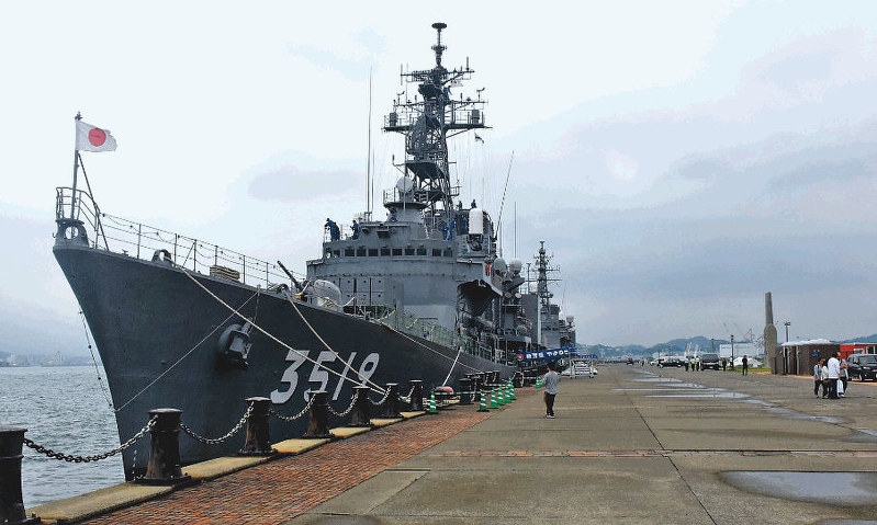 海上自衛隊の練習艦「やまゆき」=山口県下関市のあるかぽーと岸壁で、佐藤緑平撮影