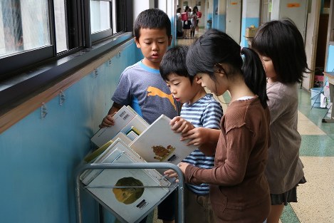 朝の読書時間を前に本を選ぶ子どもたち＝京都市立宇多野小学校で、池乗有衣撮影