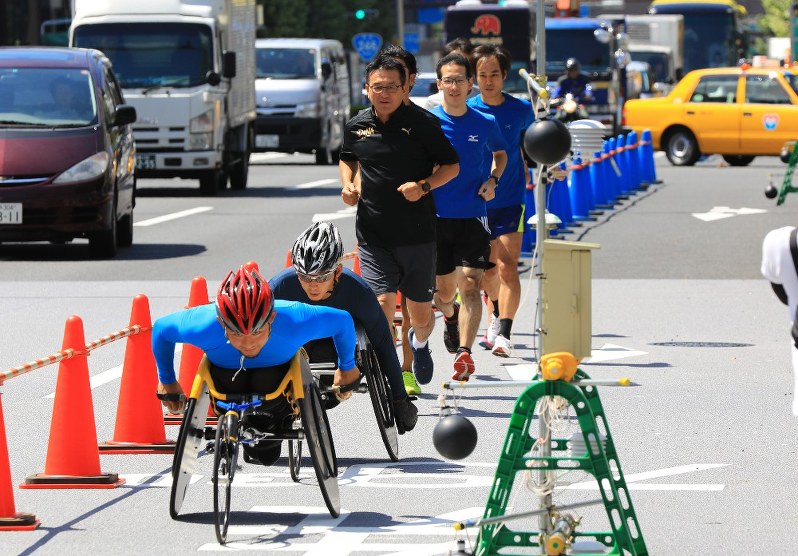 温度上昇を抑える舗装技術を使った道路を走るランナー=東京都渋谷区で2016年8月31日、梅村直承撮