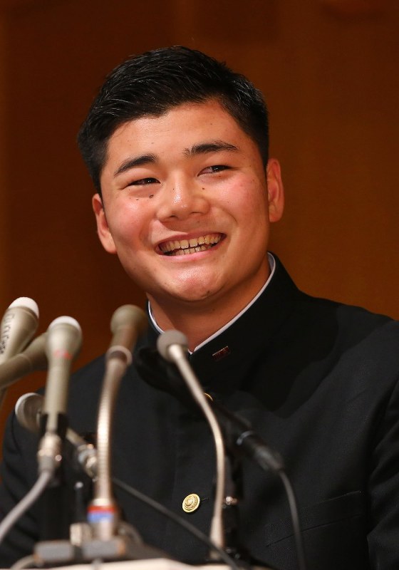 日本ハムに指名され、記者会見で笑顔を見せる早稲田実の清宮幸太郎内野手=東京都国分寺市で26日午後5時58分、小川昌宏撮影