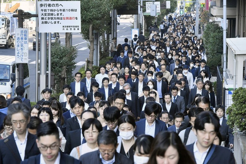 朝の通勤時間帯、勝どき駅から晴海ふ頭方面に向かう人たち=東京都中央区で、藤井達也撮影