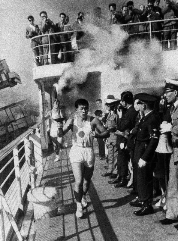 東京五輪聖火リレー：（毎日レガシーフォト アーカイブ） [写真特集25