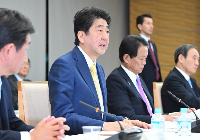 経済財政諮問会議で発言する安倍晋三首相(左から2人目)=首相官邸で2017年10月26日午後6時12分、川田雅浩撮影