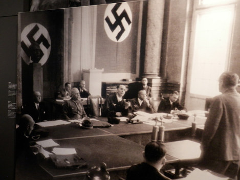 続 西谷流地球の歩き方 ナチスの手口 被害者の警句 毎日新聞