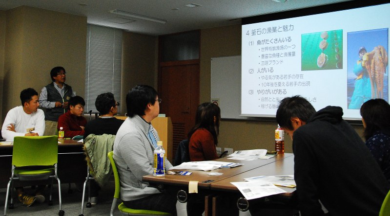 浜の魅力体験講座で釜石の漁業の魅力について話を聞く参加者=釜石市平田で