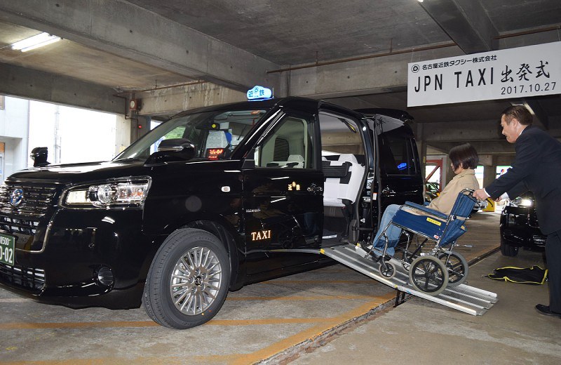 新型タクシーの出発式では車いすを使った乗降実演も行われた=名古屋市の名古屋近鉄タクシー本社で