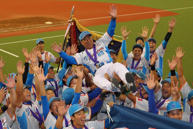 全日本クラブ選手権で優勝し、西川監督を胴上げする和歌山箕島球友会の選手たち=長谷川直亮撮影