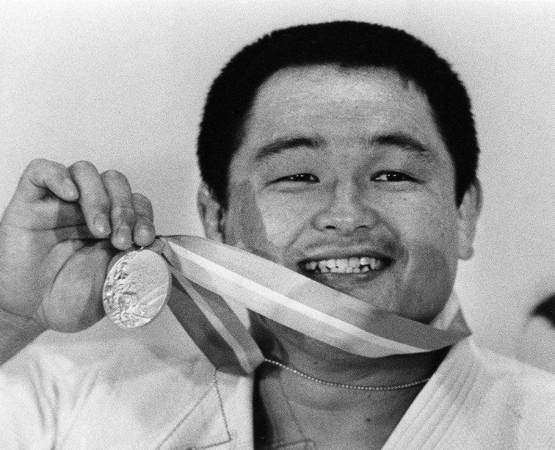 柔道男子無差別級で金メダルを獲得し、笑顔を見せる山下泰裕