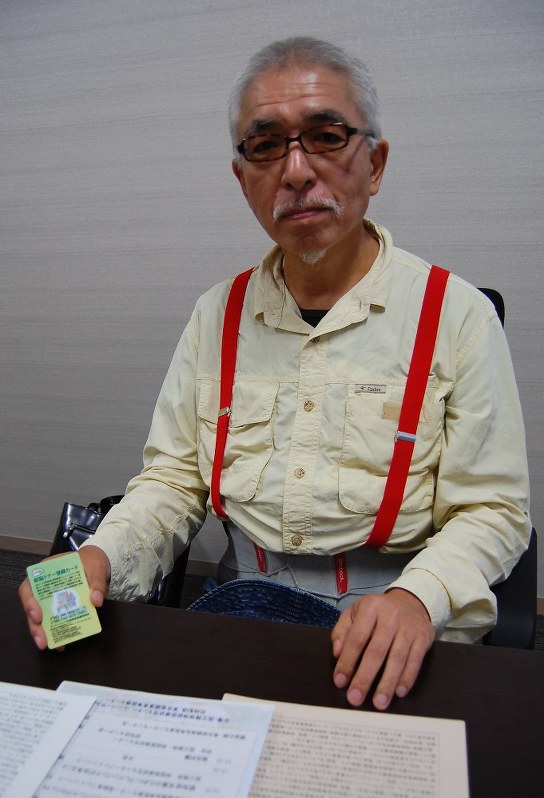 2年前に手続きをした献脳ドナー登録のカードを示す平井出さん=東京都小平市で