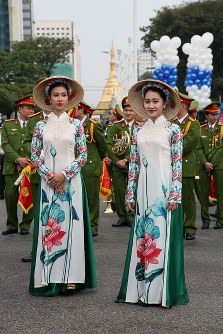 お巡りさんコンサート：4万人が大拍手 ミャンマーで開幕 [写真特集15