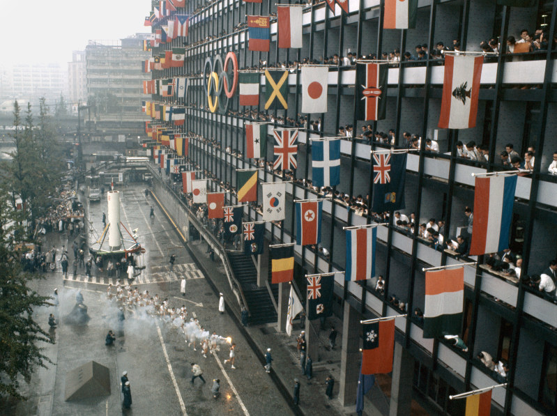 eye：64年の五輪聖火リレー 東京へ、熱狂とともに [写真