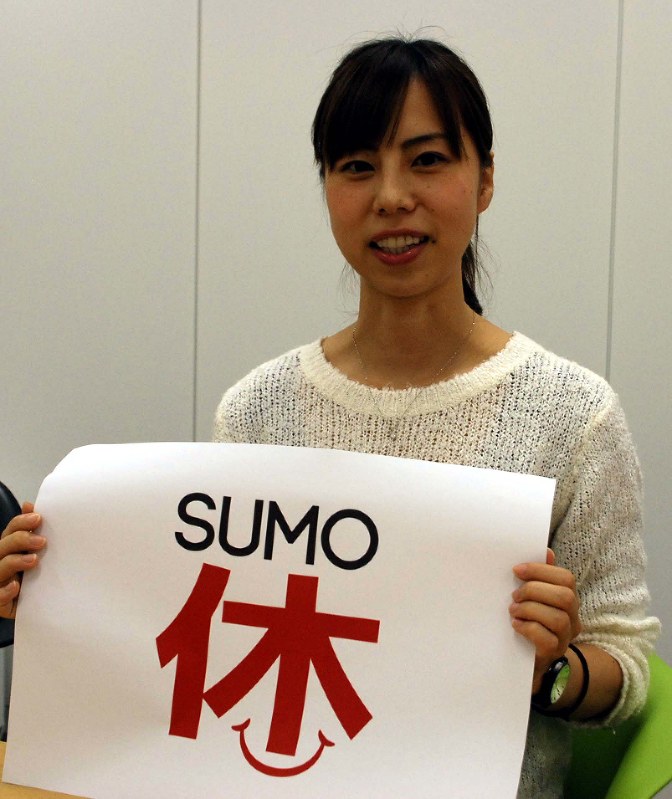 ピアラが導入した「スモ休」のロゴ=東京都渋谷区で