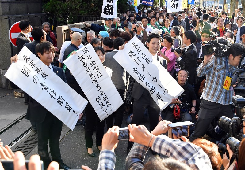 建設アスベスト集団訴訟の東京高裁判決を受けて「国の責任断罪」などと掲げる原告弁護団=東京都千代田区で2017年10月27日午後3時7分、宮間俊樹撮影
