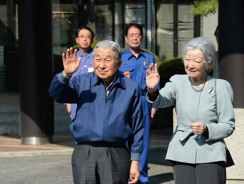 福岡県朝倉市役所杷木支所に到着した天皇、皇后両陛下=福岡県朝倉市で2017年10月27日午後1時28分、田鍋公也撮影