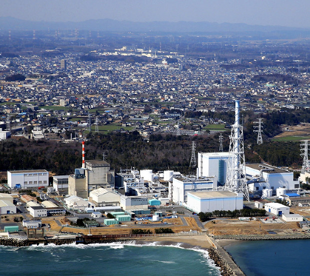 停止中の東海第2原発(手前右側)。手前左側は廃炉作業中の東海原発=茨城県東海村で3月、本社ヘリから長谷川直亮撮影
