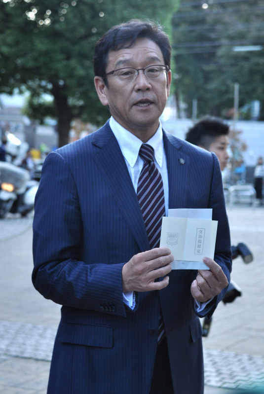 交渉権確定の用紙を手に清宮内野手に指名あいさつに向かう栗山監督=東京都国分寺市の早稲田実高で2017年10月27日、荻野公一撮影