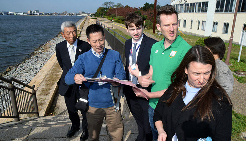 錦海ボートコースを視察するアイルランド五輪委のジリアン・ブロスナンさん(右手前)ら=鳥取県米子市西町で、小松原弘人撮影