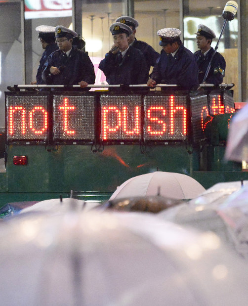 捜査通訳 東京外語大学園祭で模擬裁判 重要性訴える 毎日新聞
