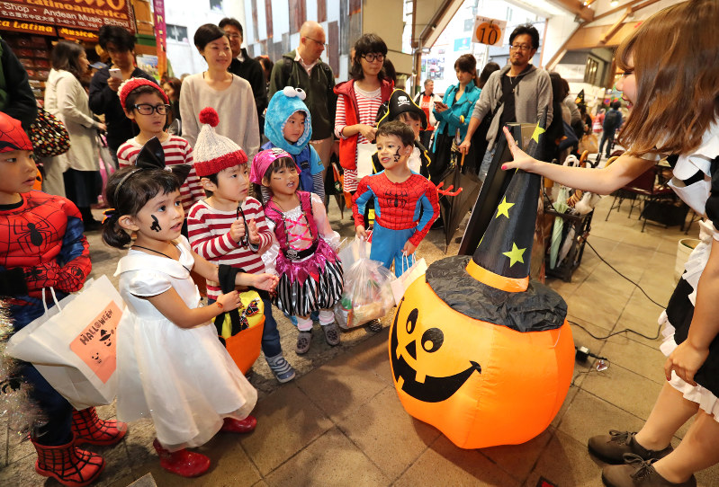 ハロウィーン 街にぎわう お菓子おねだり 商店街に笑い声 名古屋 大須 毎日新聞