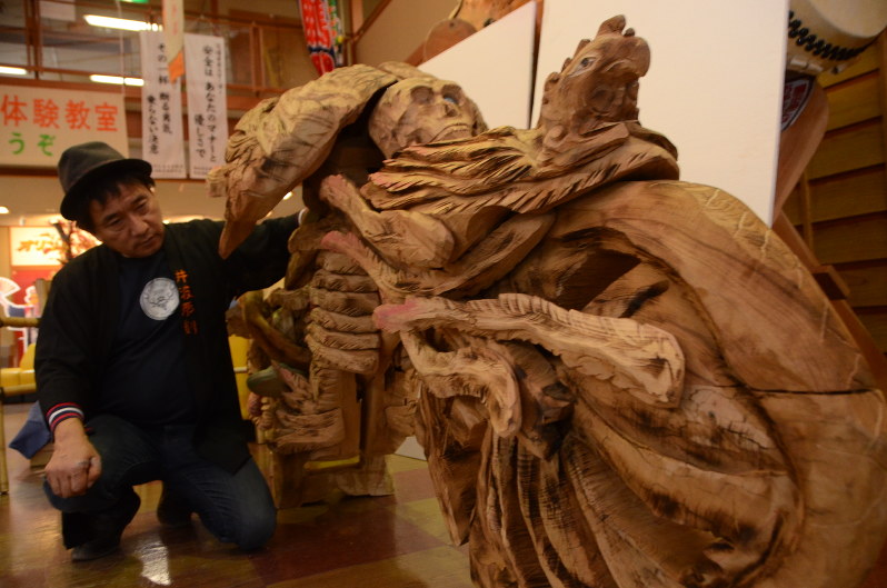 長崎出身の彫刻師：被爆クスノキで平和オブジェ「火の鳥」 | 毎日新聞