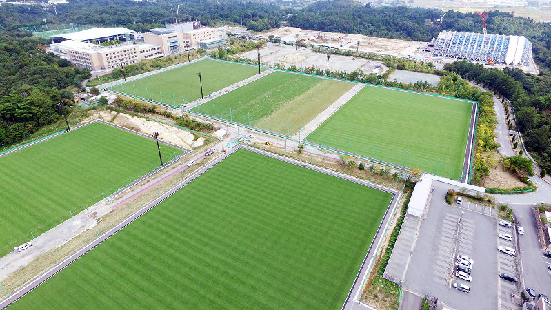 2018年夏の一部営業再開に向け準備が進むJヴィレッジ。19年4月の全面再開に向け全天候型屋内練習場(右奥)が新設される=Jヴィレッジ提供(ドローンで撮影)