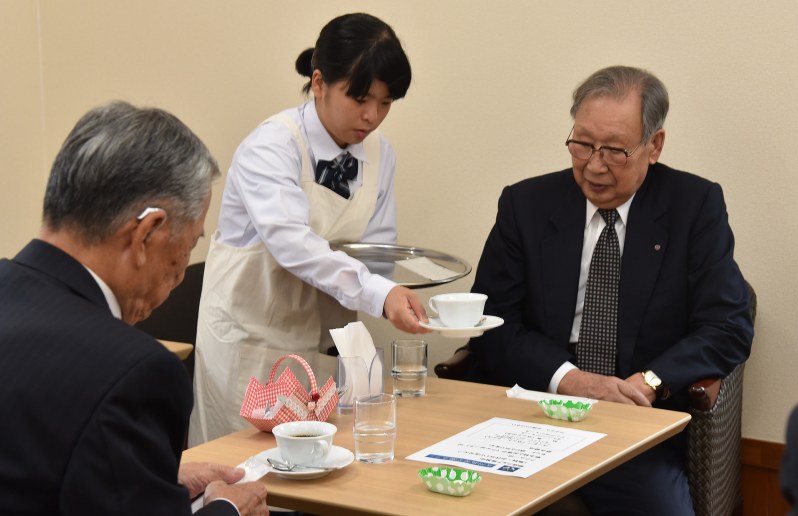 9月のプレオープンで、コーヒーを丁寧に運ぶ生徒=女川町の県立支援学校女川高等学園で