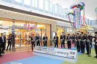 ＪＲ広島駅の自由通路開通を祝った完成セレモニー＝東久保逸夫撮影