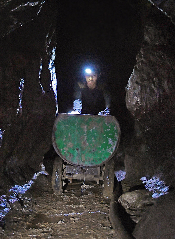 輝き探す闇 ２０１７世界子ども救援キャンペーン 東南アジアの零細金採掘 貧困の坑道抜けたい 毎日新聞