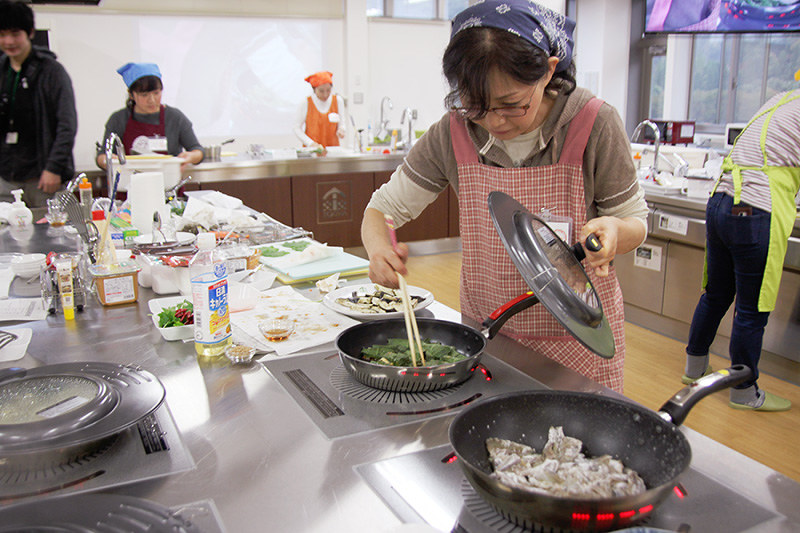 「第2回香住の“ひもの”de料理コンテスト」決勝審査会で調理実演する女性たち=兵庫県香美町香住区三谷で、竹花義憲撮影