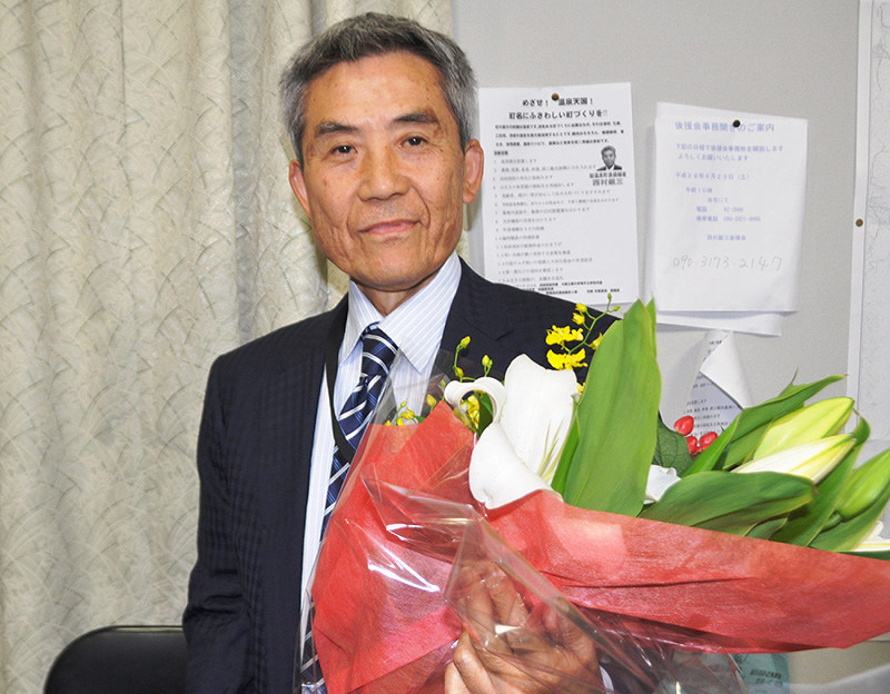 兵庫・新温泉町長選で当選を決めた西村銀三氏=同町湯で、柴崎達矢撮影