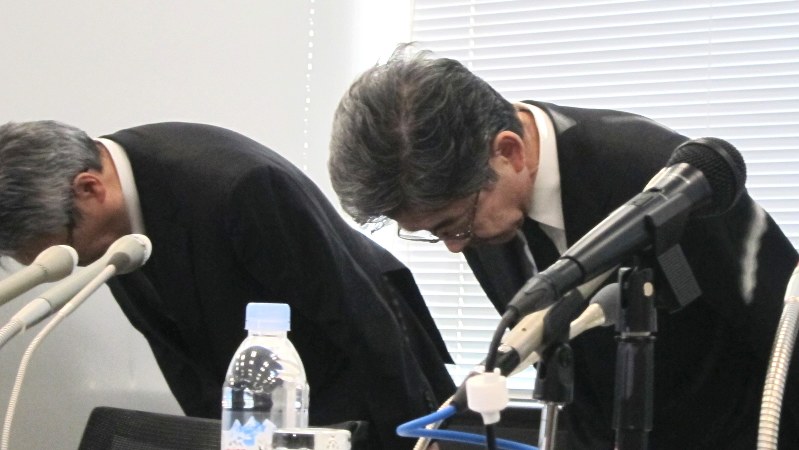データ改ざんについて改めて謝罪する神戸製鋼所の梅原尚人副社長=2017年10月30日、古屋敷尚子撮影