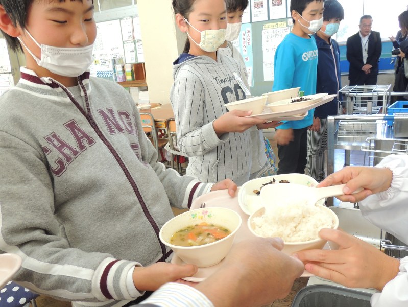 いすみ市の小中学校で始まった有機米の給食=いすみ市立夷隅小で