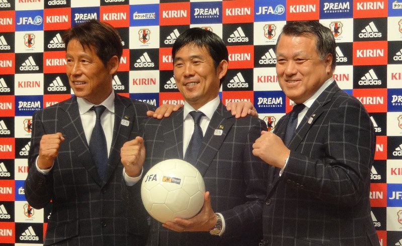 2020年東京五輪のサッカー男子日本代表監督に就任した森保氏(中央)。右は日本サッカー協会の田嶋会長、左は西野技術委員長=大谷津統一撮影