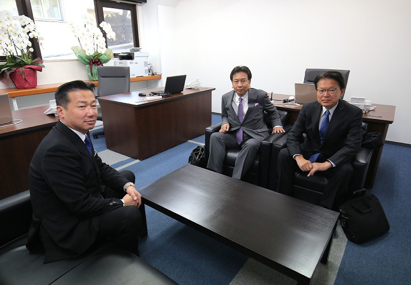 立憲民主党本部の役員室で椅子に座る枝野幸男代表(中央)と福山哲郎幹事長(左)、長妻昭氏=東京都千代田区で2017年10月30日午前10時7分、宮武祐希撮影