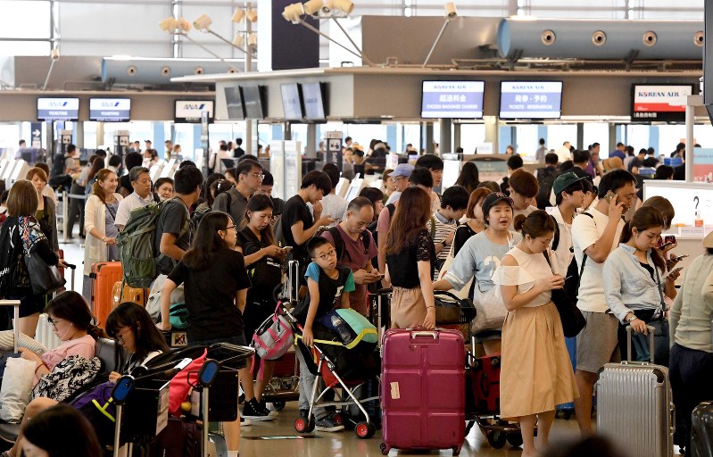 お盆休みを海外で過ごす人たちでにぎわう国際線出発ロビー=関西国際空港で2017年8月10日、平川義之撮影