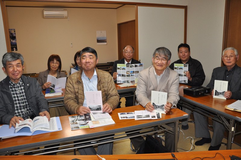 「塩釜の歴史案内」を刊行した斎藤教授(右から3人目)らNPOメンバー=塩釜市で