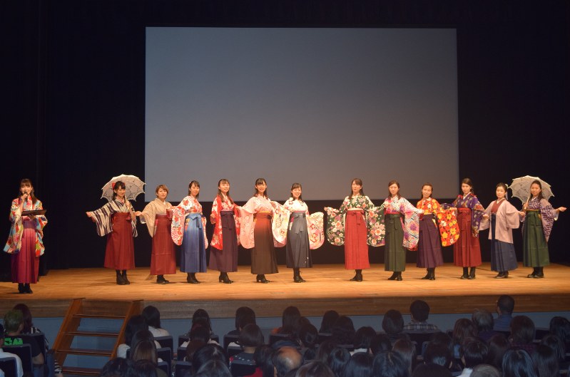 映画 横浜で はいからさんが通る 試写会 シルキィレディースが登場 神奈川 毎日新聞