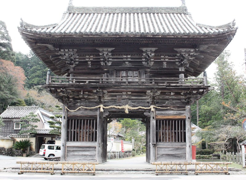 郷土ゆかりの篤志家の寄進で再建される丹生山神宮寺の仁王門
