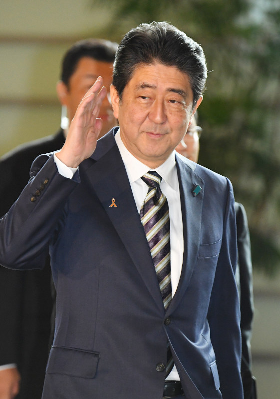 首相官邸に入る安倍晋三首相=2017年11月1日午前8時52分、川田雅浩撮影