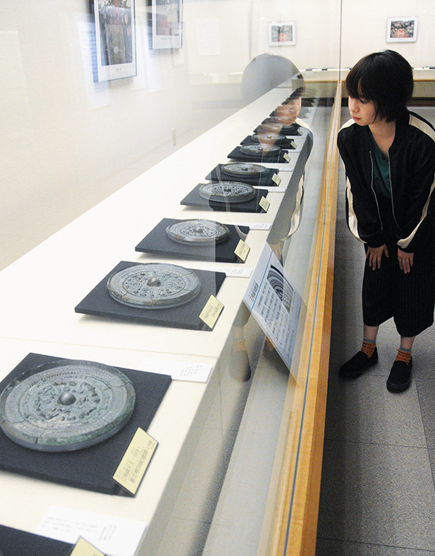 黒塚古墳 圧巻 神獣鏡３３面 出土品１５０点一堂に 橿原 橿考研博物館 奈良 毎日新聞