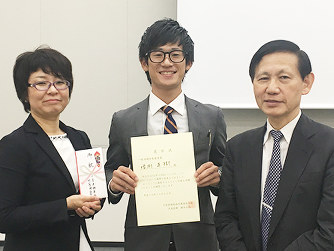 一般演題部門の優秀賞に輝いた増渕さん（中央）、長阪講師（左）、栗林院長
