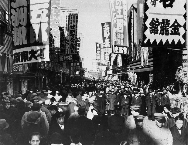 映画は長く庶民の娯楽の王様だった=東京・浅草六区の映画館街(昭和14年)