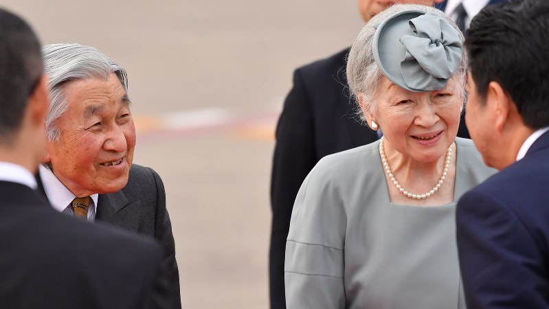 愛媛県訪問を終え、安倍晋三首相(右端)らの出迎えを受けられる天皇、皇后両陛下=2017年10月1日、宮間俊樹撮影