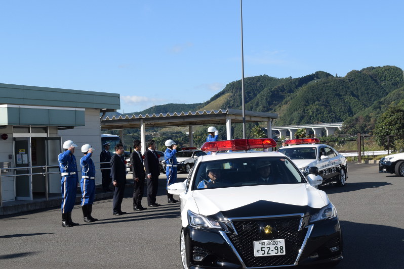 県警高速隊 交通事故の未然防止を 新東名１１０キロ引き上げ 試行開始で出発式 静岡 毎日新聞