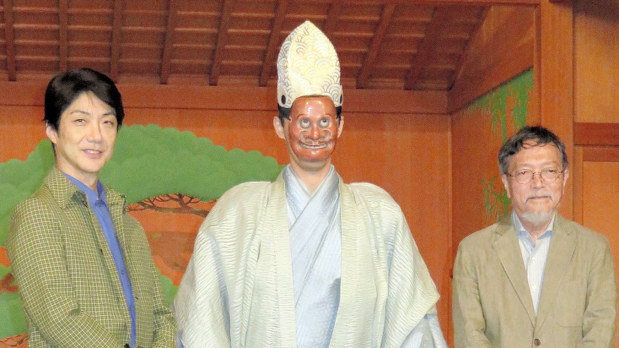 「鮎」を囲む野村萬斎(左端)と池澤夏樹(右端)=国立能楽堂で