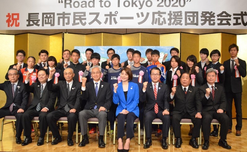 五輪を目指す選手たちと応援団関係者=長岡市東坂之上町で