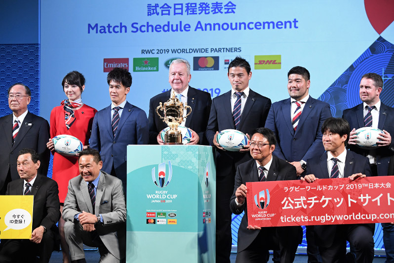 ラグビーの2019年ワールドカップ(W杯)日本大会の試合日程発表会で、記念写真に納まるワールドラグビーのビル・ボーモント会長(後列中央)、五郎丸歩選手(後列右から3人目)、畠山健介選手(同2人目)ら=東京都港区で2日午後5時10分、竹内紀臣撮影