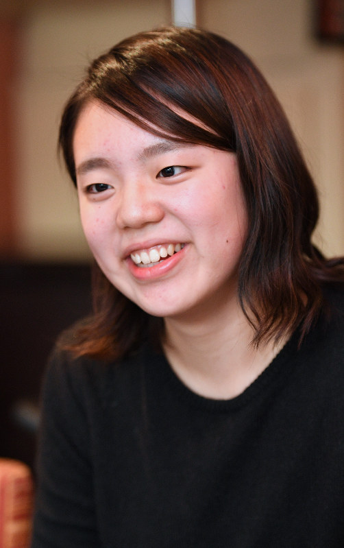 「選挙権を得て、昨年とは全く意識が変わった」と語る全国センキョ割学生実施委員会の18歳メンバー、熊崎美優さん=東京都世田谷区で2017年10月31日、丸山博撮影