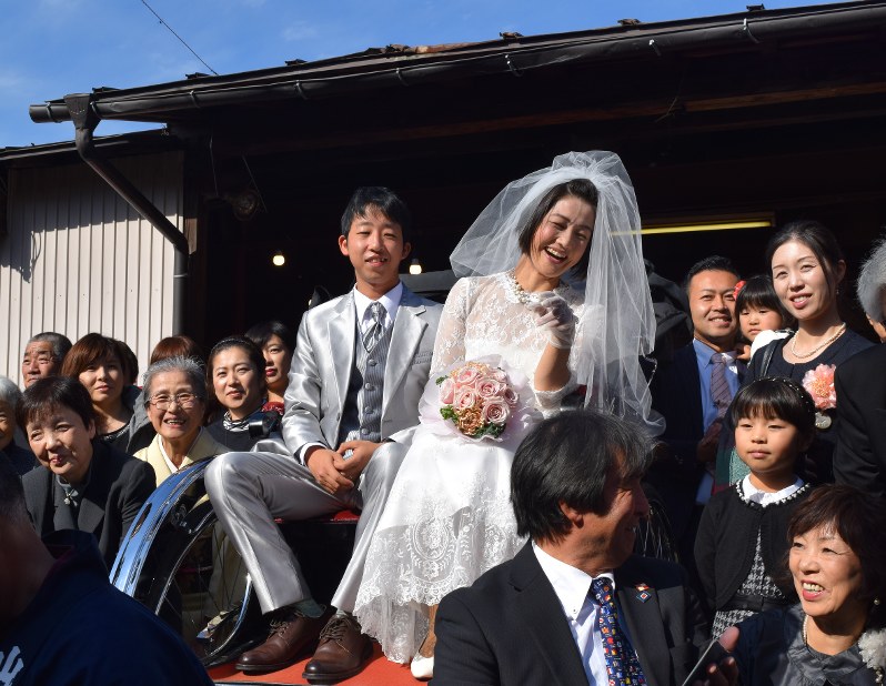 人力車に乗って会場の東屋の酒蔵に着いた井田裕基さんと真理子さん